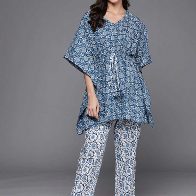 Women Blue & White Ethnic Motifs Printed Cotton Night Suit